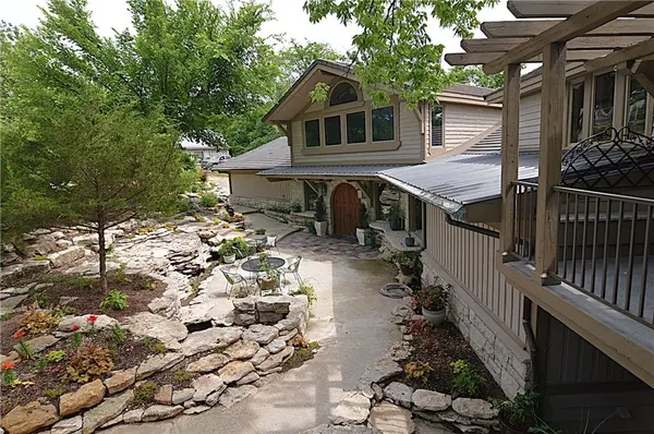 8424 S Russell RD, Oak Grove, MO 64075