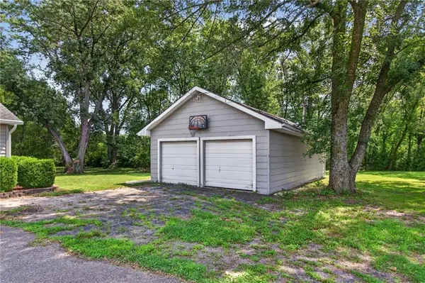 21405 S Harper RD, Peculiar, MO 64078