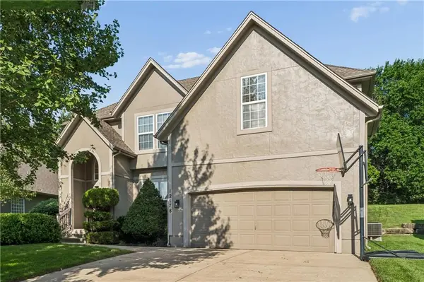 12178 S PRAIRIE CREEK Pkwy, Olathe, KS 66062