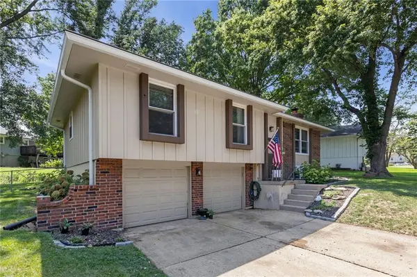 508 NE Grant DR, Blue Springs, MO 64014