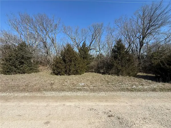 37 Poplar LN, Linn Valley, KS 66040