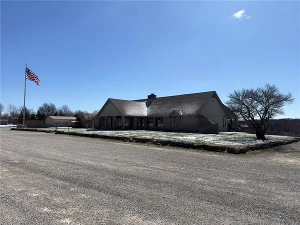 37 Poplar LN, Linn Valley, KS 66040