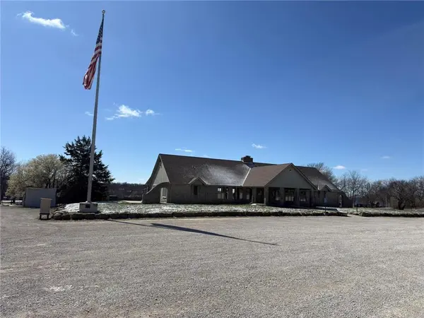 37 Poplar LN, Linn Valley, KS 66040