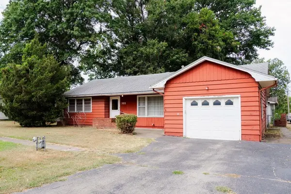 300 Huston AVE, Altamont, KS 67330