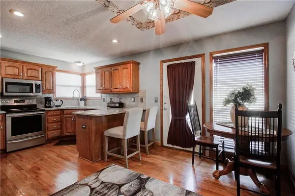 12204 WHITE OAK ST, Peculiar, MO 64078