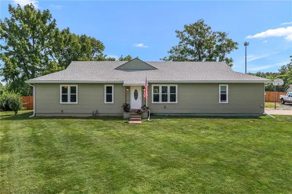 4237 Lakeview DR, Leavenworth, KS 66048