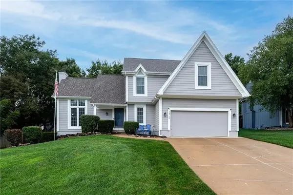 12110 S Acuff LN, Olathe, KS 66062