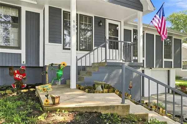 901 NW Valley Woods DR, Grain Valley, MO 64029