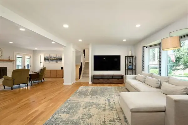 9700 Wenonga LN, Leawood, KS 66206