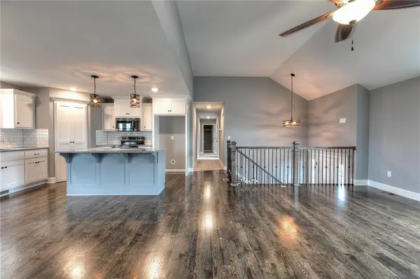 527 Skyview LN, Liberty, MO 64068