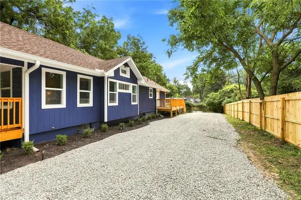 201 W 81st TER, Kansas City, MO 64114