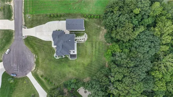 15562 Lexi LN, Bonner Springs, KS 66012