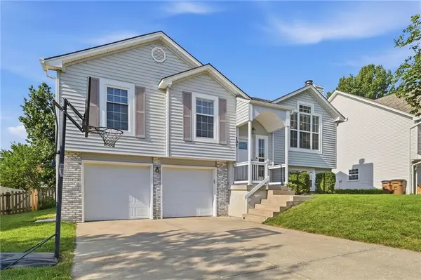 107 E Laredo TRL, Raymore, MO 64083