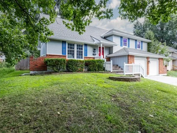 905 SW Savannah DR, Lee's Summit, MO 64081