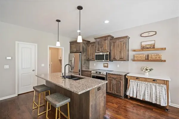 2005 Creek View LN, Raymore, MO 64083