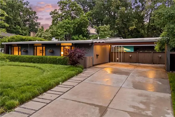 9805 Aberdeen DR, Overland Park, KS 66206