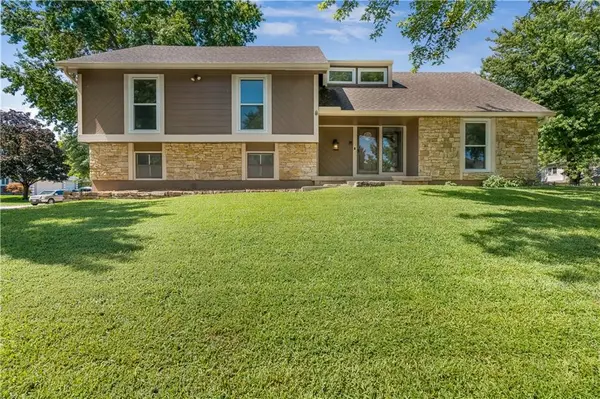 4377 SW BREEZY POINT LN, Lee's Summit, MO 64082