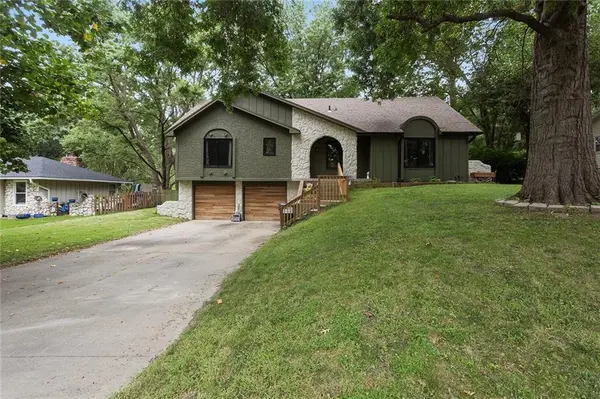 103 Ralph DR, Lansing, KS 66043