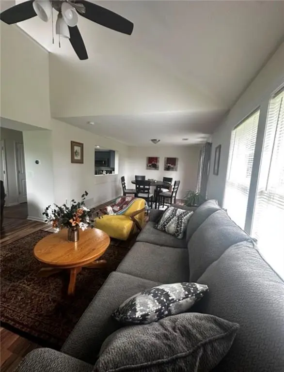625 E Spring AVE, Bonner Springs, KS 66012