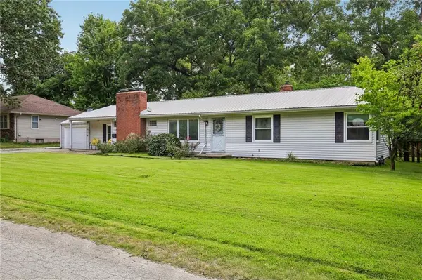 104 N 6th ST, Clinton, MO 64735