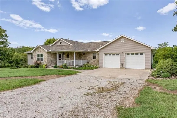 9259 Apple Valley LN, Ozawkie, KS 66070