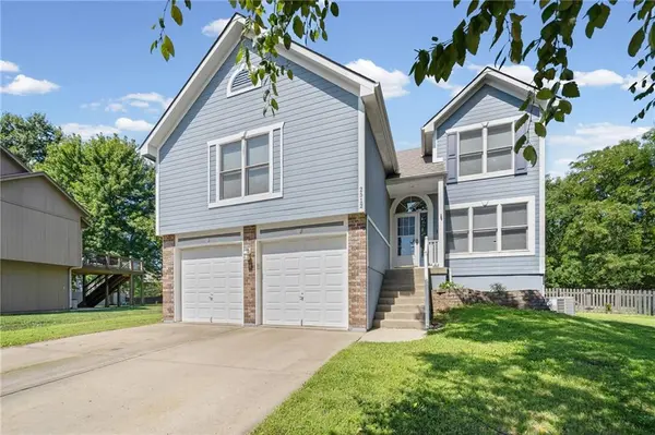 2512 NE Horseshoe DR, Lee's Summit, MO 64086
