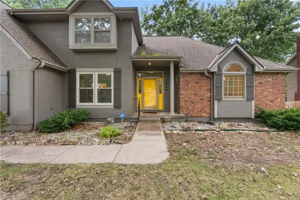 1028 SE Bordner DR, Lee's Summit, MO 64081