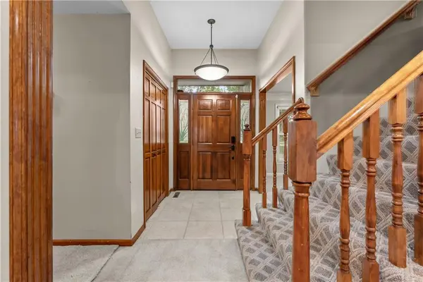 1028 SE Bordner DR, Lee's Summit, MO 64081