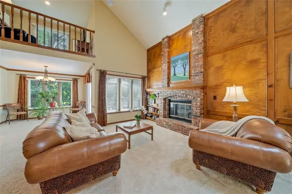 8303 W 121st ST, Overland Park, KS 66213