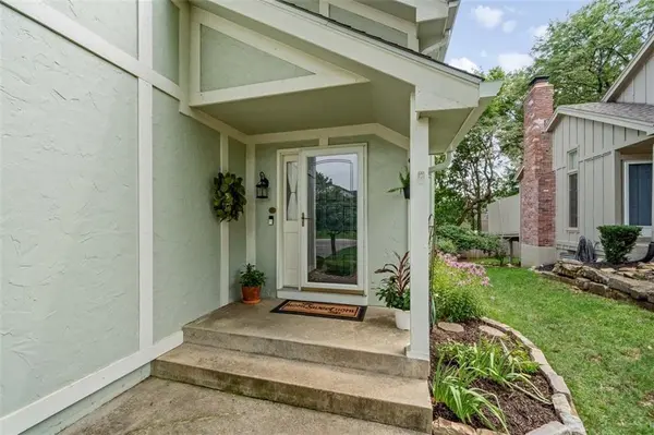 8303 W 121st ST, Overland Park, KS 66213