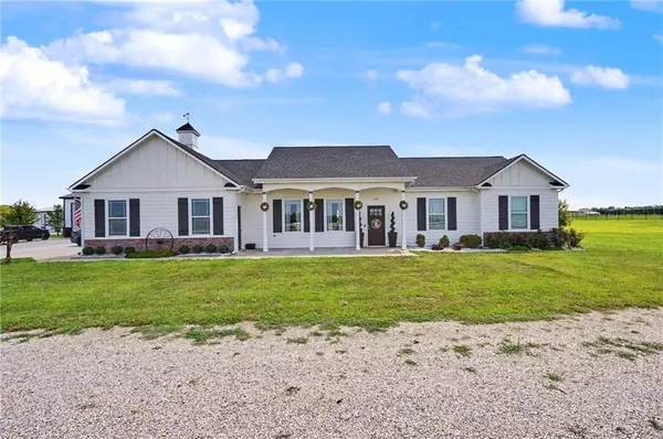 676 E 1375 RD, Lawrence, KS 66046