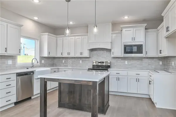 6000 Apache DR, Shawnee, KS 66226