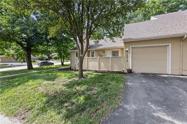 12218 Holmes LN, Kansas City, MO 64146