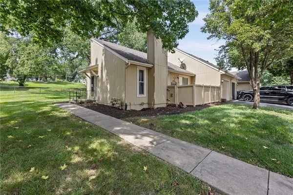 12218 Holmes LN, Kansas City, MO 64146