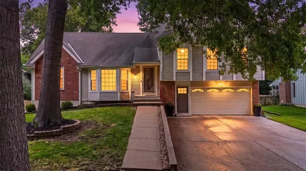 9033 Greenway LN, Lenexa, KS 66215