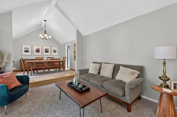 9033 Greenway LN, Lenexa, KS 66215