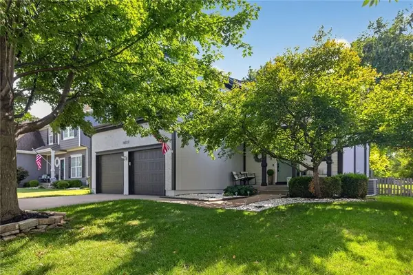 16122 S Stagecoach DR, Olathe, KS 66062
