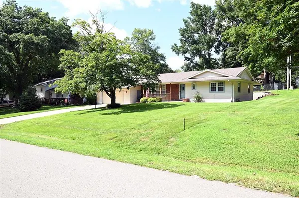 1203 W Price AVE, Savannah, MO 64485