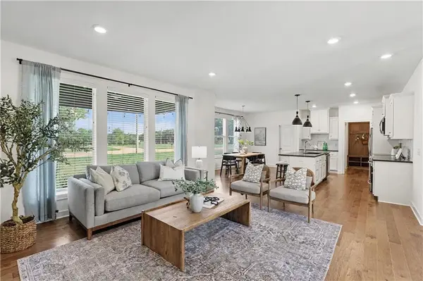 913 NE Ravenwood TER, Lee's Summit, MO 64086