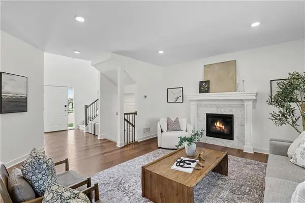 913 NE Ravenwood TER, Lee's Summit, MO 64086