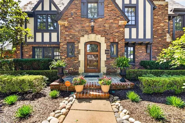 845 W 52nd TER, Kansas City, MO 64112
