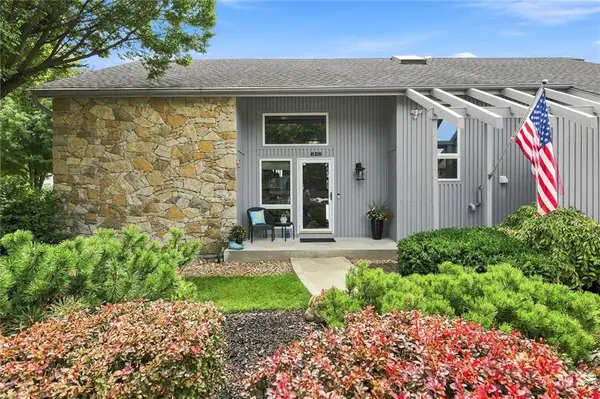 828 SW Lighthouse PT, Lee's Summit, MO 64082
