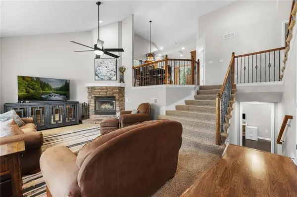 20456 W 220th TER, Spring Hill, KS 66083