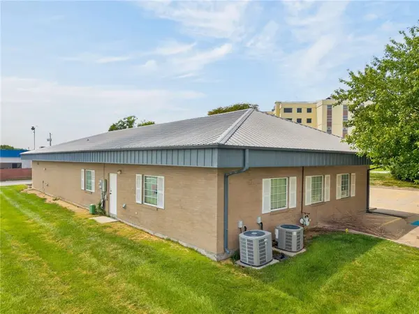 2601 S Hub DR, Independence, MO 64055