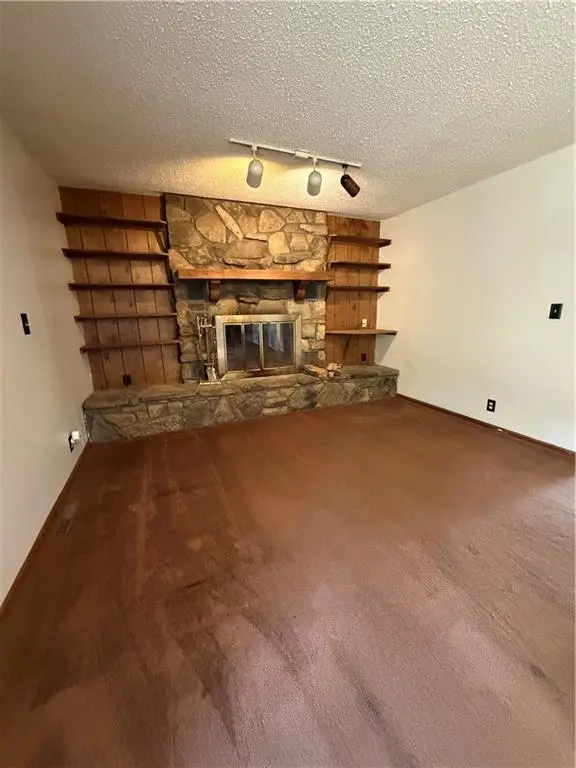916 E 8th ST, Cherryvale, KS 67335