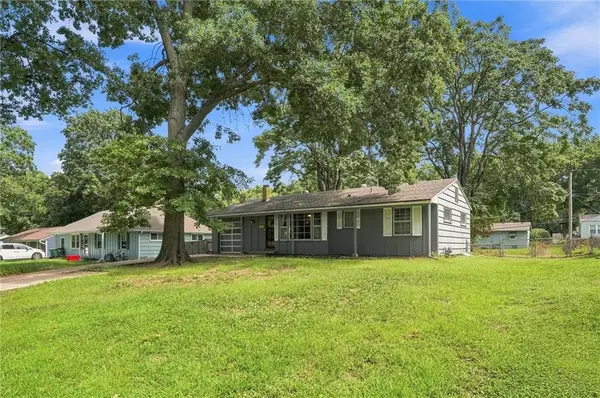8725 Larsen ST, Overland Park, KS 66214