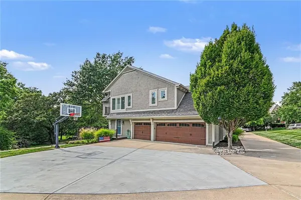 3901 W 121st TER, Leawood, KS 66209