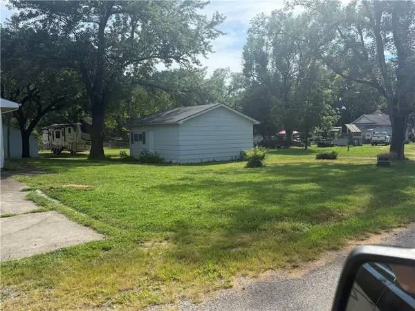 122 E 2nd ST, Pomona, KS 66076