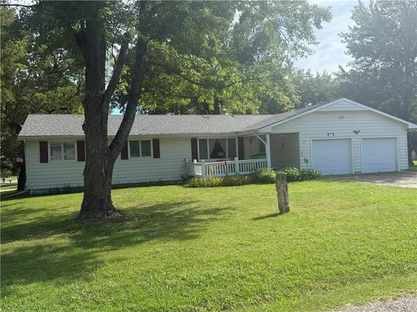 122 E 2nd ST, Pomona, KS 66076