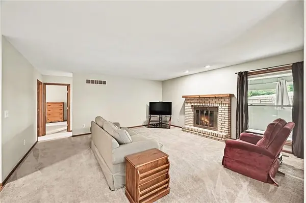 521 Karapat DR, Kansas City, MO 64155